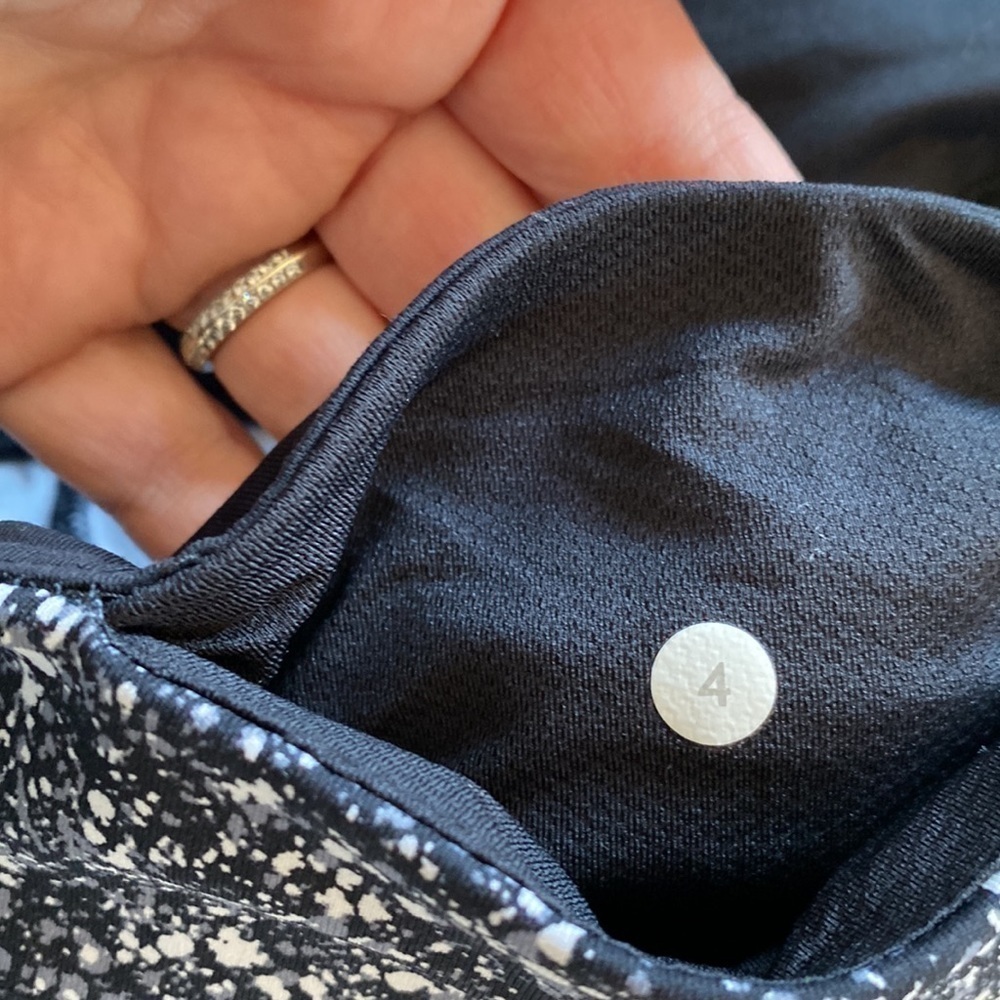 Lululemon leggings black mesh spots Sz 4 pockets - Picture 6 of 7